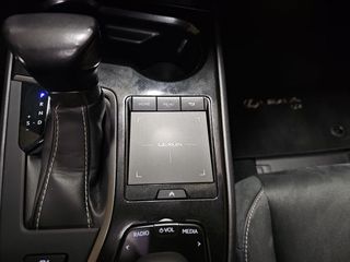 Lexus UX 2.0 250h Business