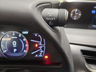 Lexus UX 2.0 250h Business