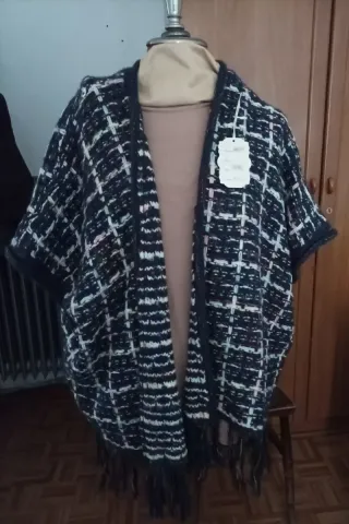 Chaqueta tipo poncho cuadros