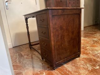 Escritorio antiguo de madera