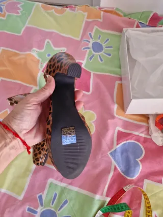 Zapatos de tacón con estampado de leopardo