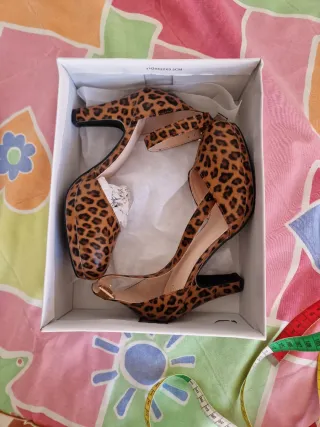 Zapatos de tacón con estampado de leopardo