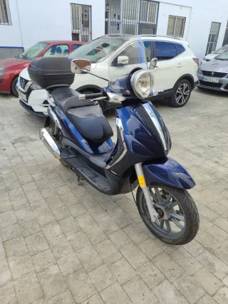 Moto Azul Piaggio Beverly 125