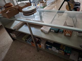 Mostrador cristal-metal y mesa