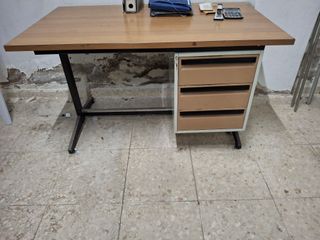 Mostrador cristal-metal y mesa