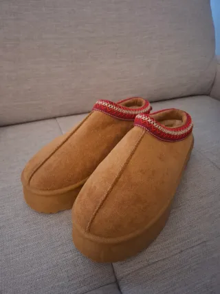 Zapatos tipo UGG marrones y ribete rojo