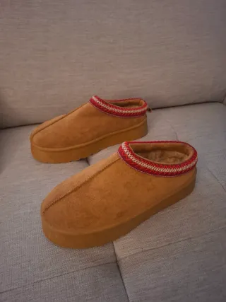 Zapatos tipo UGG marrones y ribete rojo