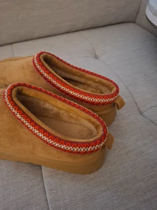 Zapatos tipo UGG marrones y ribete rojo