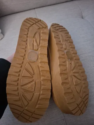 Zapatos tipo UGG marrones y ribete rojo