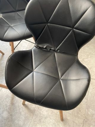 Sillas de polipiel negras con Patas de Madera