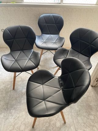 Sillas de polipiel negras con Patas de Madera