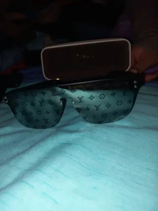 Gafas de sol Louis Vuitton negras y doradas