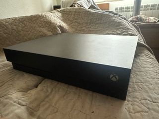 Xbox One X 1TB + 4 Juegos