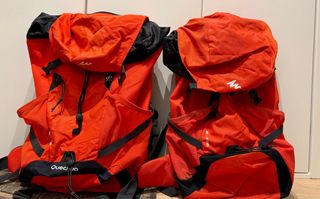 2 Mochilas Quechua 40L Naranja y Negra