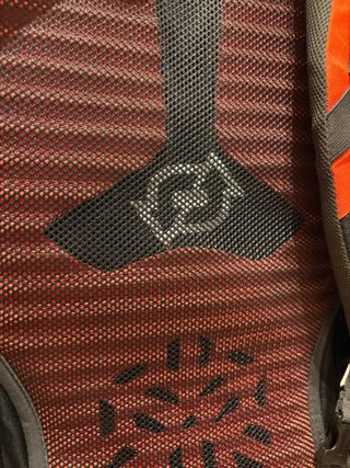 2 Mochilas Quechua 40L Naranja y Negra