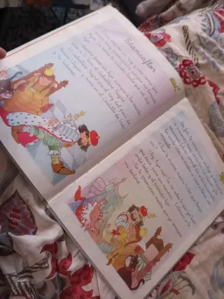 4 cuentos. 71 páginas. Letra cursiva grande