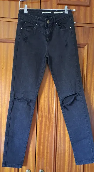 Pantalón vaquero negro desgarrado