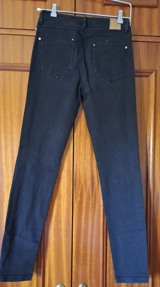 Pantalón vaquero negro desgarrado