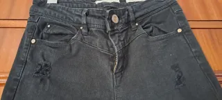 Pantalón vaquero negro desgarrado