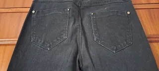 Pantalón vaquero negro desgarrado