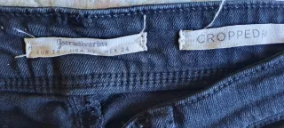 Pantalón vaquero negro desgarrado