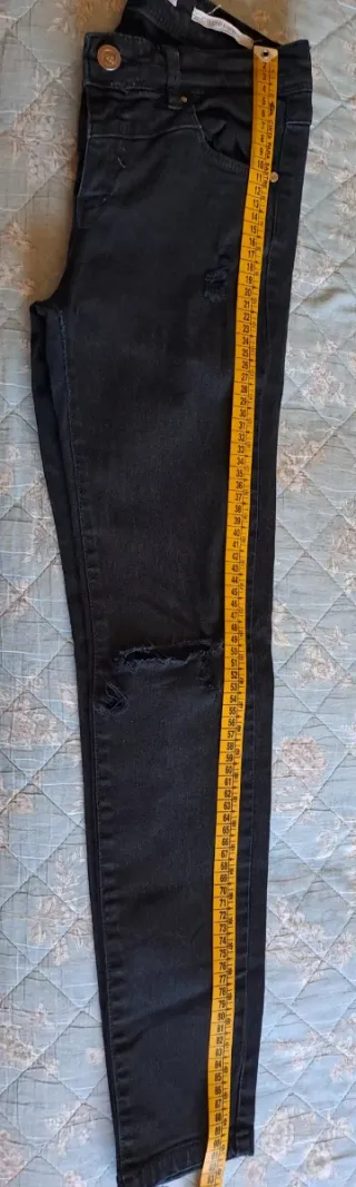 Pantalón vaquero negro desgarrado