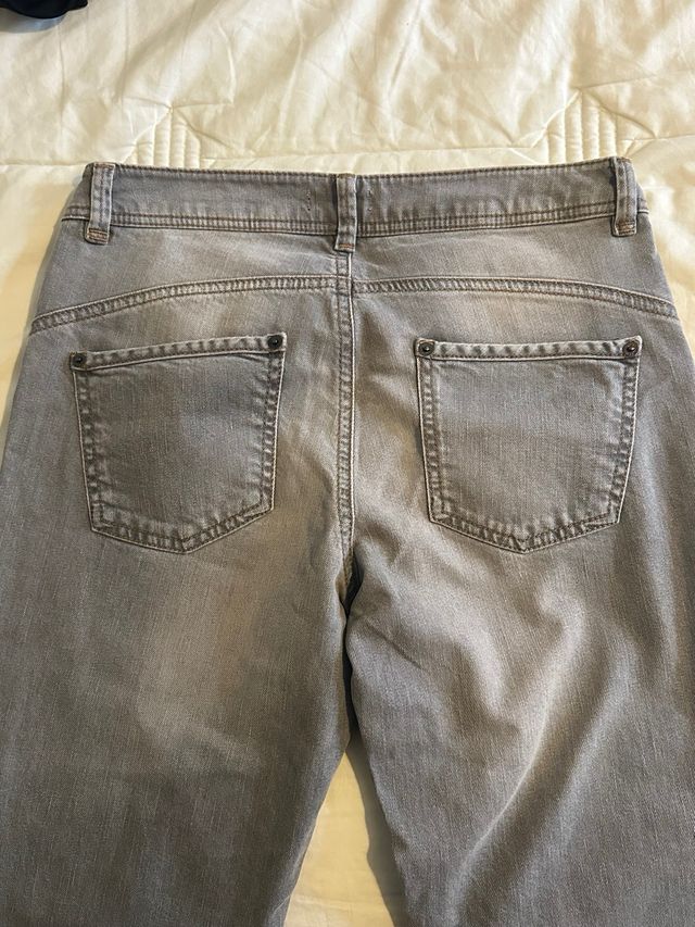 Vaqueros grises. Marca Caractere. Talla 40