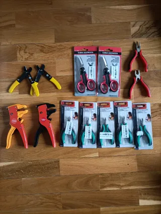 Lote herramientas pequeñas: pelacables y alicates