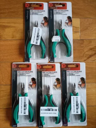 Lote herramientas pequeñas: pelacables y alicates