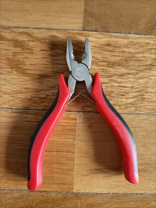 Lote herramientas pequeñas: pelacables y alicates