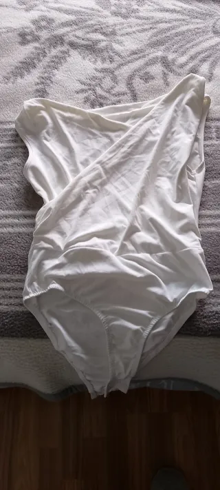 Blusa blanca elegante ajustada