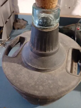 Garrafa de vino con tapón32cm de alto por 18cm de