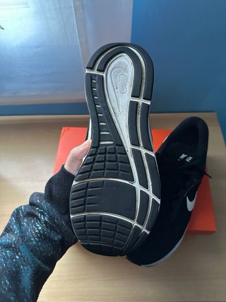 Zapatillas Nike Running Negras y Blancas