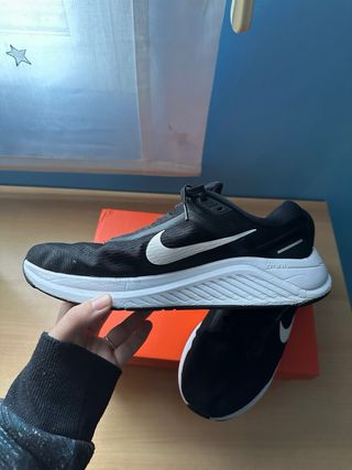 Zapatillas Nike Running Negras y Blancas
