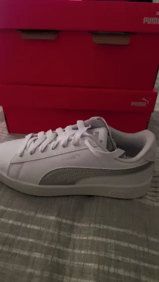 Zapatillas Puma Blancas y Plateadas