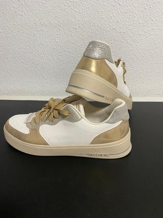 Zapatillas Skechers Doradas y Blancas