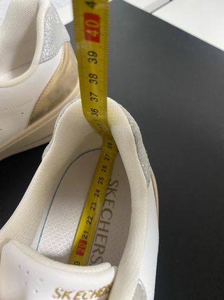 Zapatillas Skechers Doradas y Blancas