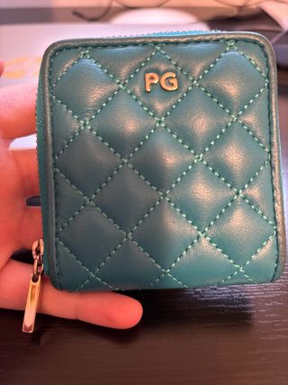 Cartera acolchada con iniciales PG
