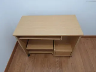 Escritorio de madera con ruedas