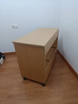 Escritorio de madera con ruedas