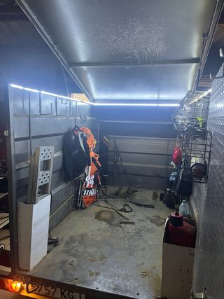 Remolque cerrado gris