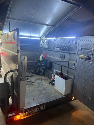 Remolque cerrado gris