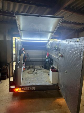 Remolque cerrado gris