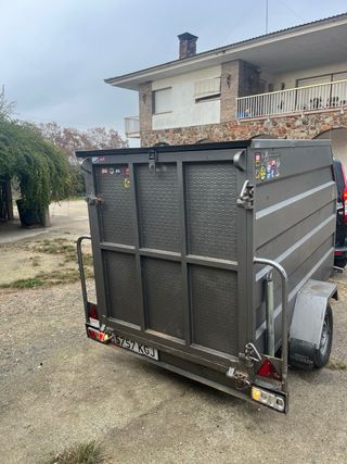 Remolque cerrado gris