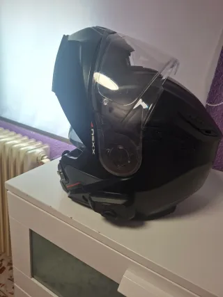 Casco moto modular Nexx negro y intercomunicador