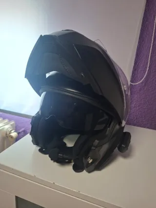 Casco moto modular Nexx negro y intercomunicador