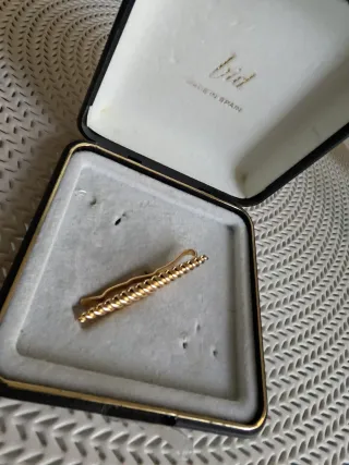 Pisacorbatas chapado oro