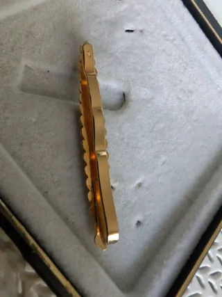 Pisacorbatas chapado oro