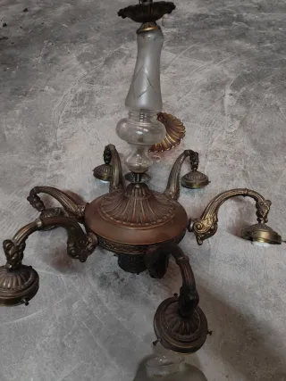 Lámpara de techo antigua dorada y transparente