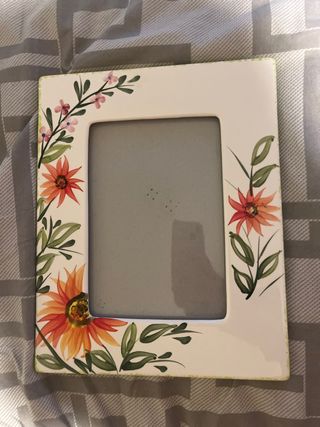 Cornice in ceramica decorata fiori